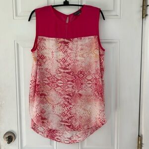 Euc breezy side slit tank Vince Camuto hot pink snake print